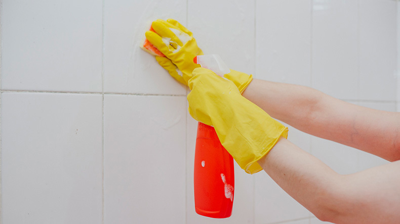 cleaning bathroom tiles with sponge