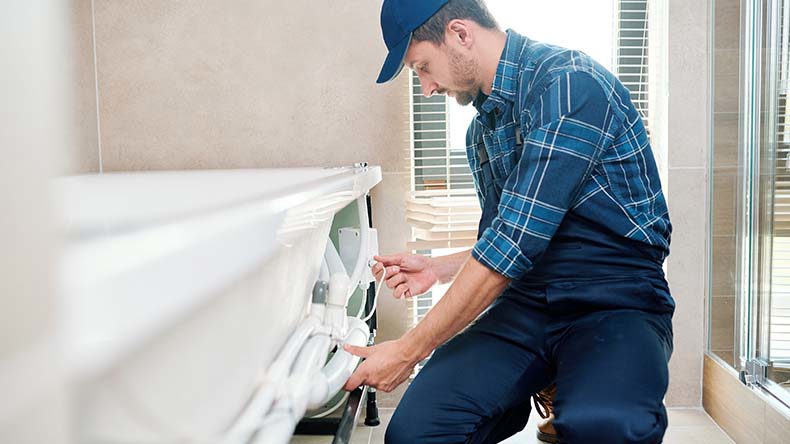 Fitting a bath panel